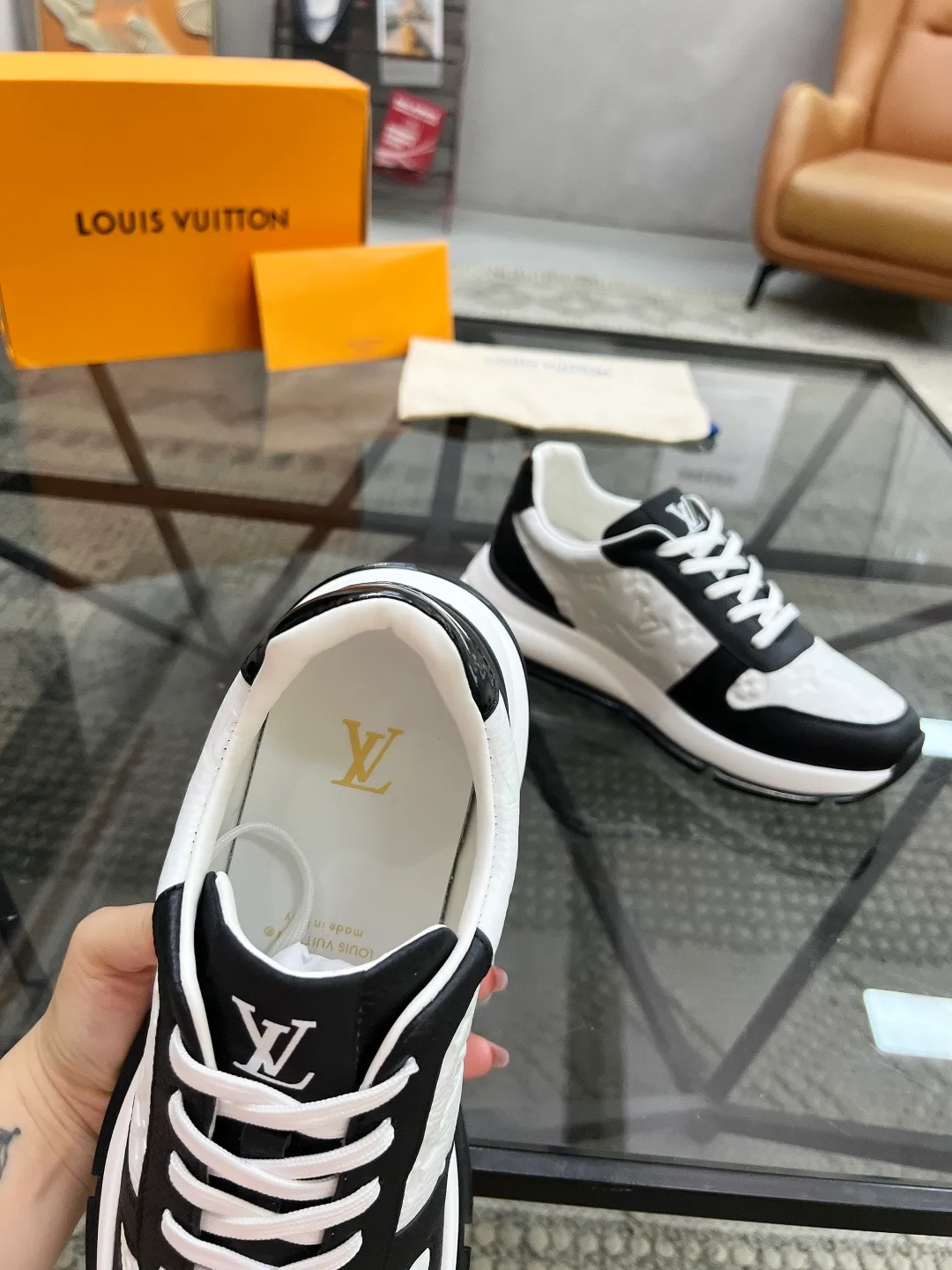 Factory price: 480💰LV🔍Top purchasing agent🇮🇹 Road Street God's new sneakers are coming and are available at counters simultaneously. Original factory configuration, original cowhide fabric imported from Italy, high-quality embossed splicing complex process, sports trendy person, imported water-dyed sheepskin lining, soles: Wang Yuan factory specially provides original soles, super comfortable, original factory single goods 🔍🔍High quality, you can enter and leave the counter at will, welcome to compare and synchronize with the counter, code number 38-44, customized 45